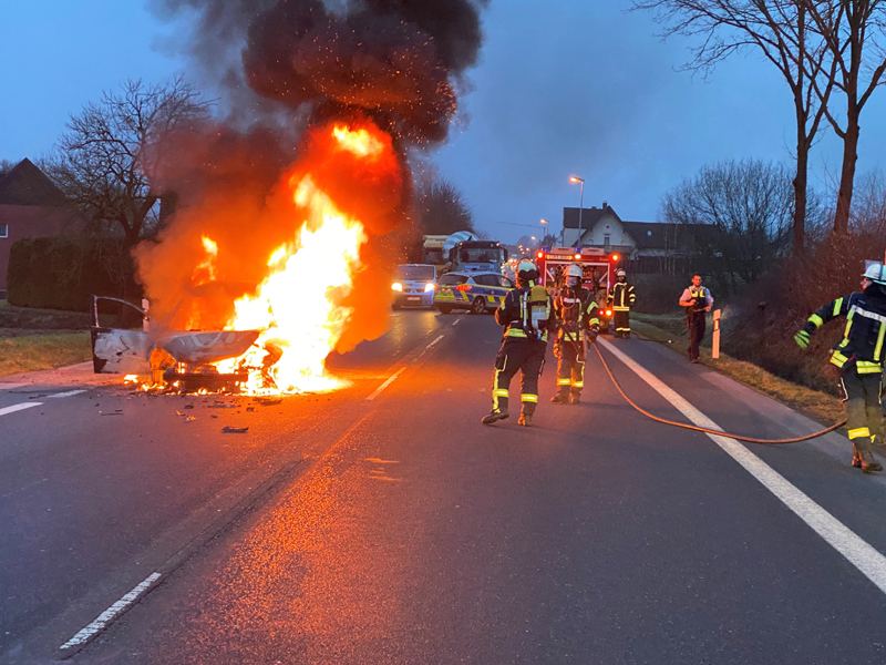 PKW-Vollbrand nach Auffahrunfall