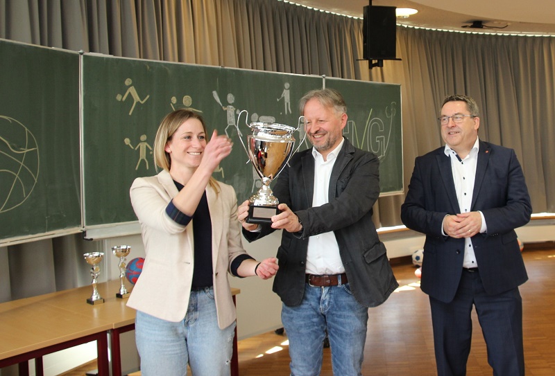 Ausgezeichneter Schulsport: Pokal des Landrats geht an August-Hermann-Franke-Grundschule Lemgo und Hermann-Vöchting-Gymnasium Blomberg