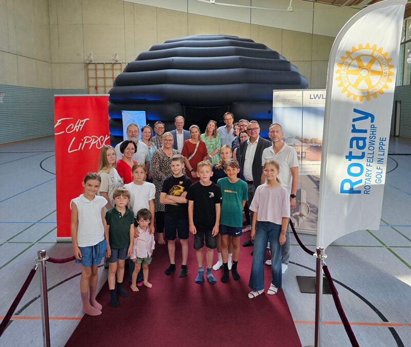 Mobiles Planetarium begeistert in Lemgo – 750 Kinder erleben das Universum in der Sporthalle