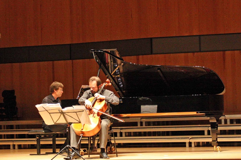 Drei Duos interpretieren Brahms Violoncello-Sonaten