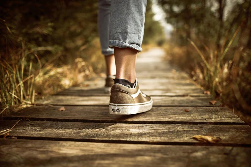 Wie man unbequeme Schuhe vermeidet, wenn man breite Füße hat