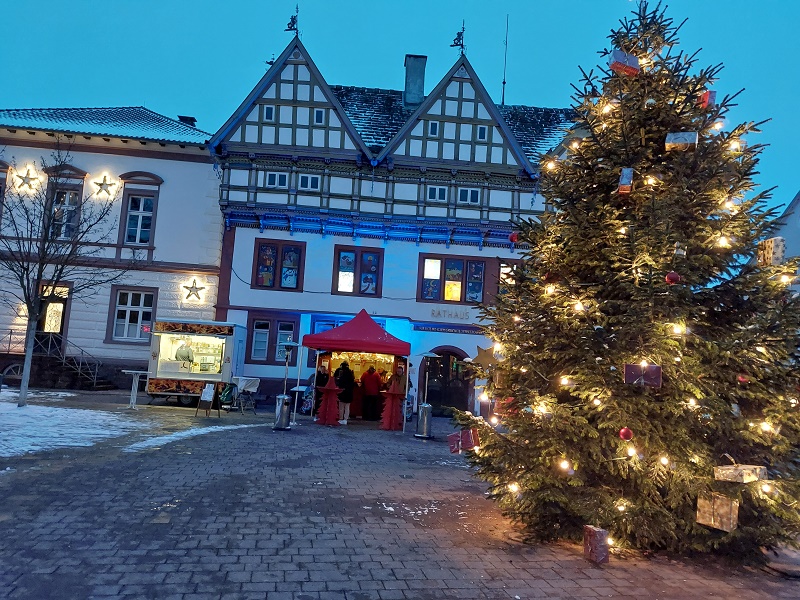 Glühweinverkauf auf dem Marktplatz