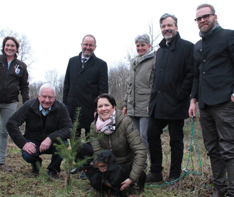 Landwirtschafts- und Verbraucherschutzministerin Silke Gorißen im Gespräch zu Aufforstungsmaßnahmen beim Landesverband Lippe