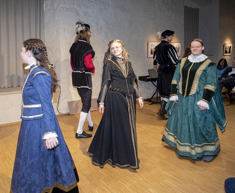 Historisches Tanzen am “Internationalen Museumstag” im Weserrenaissance-Museum Schloss Brake