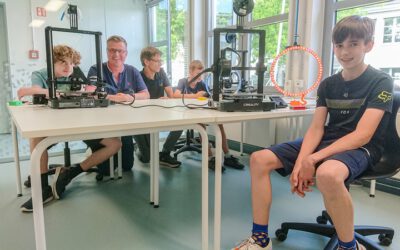 Jugendliche drucken ihre eigene LED-Uhr: 13 weitere 3D-Drucker stehen jetzt in lippischen Jugendzimmern