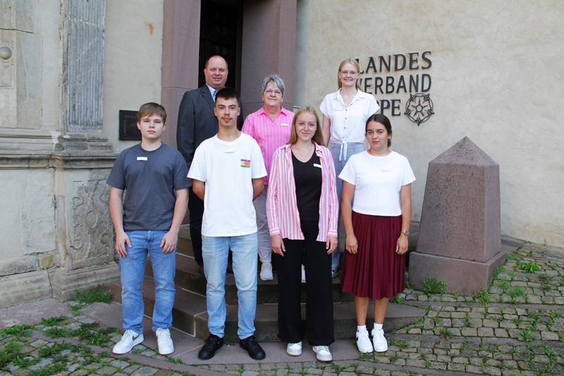 Die beste Voraussetzung für beruflichen Erfolg – Landesverband Lippe begrüßt zum neuen Ausbildungsjahr fünf Auszubildende