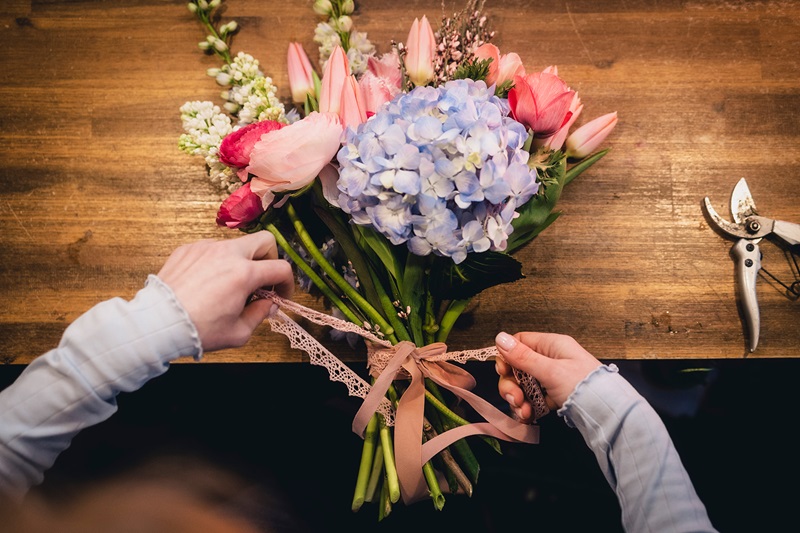 Blumengeschäfte im Kreis Lippe: Für den Kreativ-Job mit Rosen, Nelken, Lilien & Co. gibt es mehr Geld