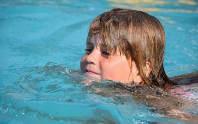 Kinder und Frauen sicher im Wasser – Soroptimist Club Detmold-Lippische Rose unterstützt Schwimmprojekt