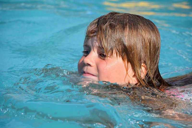 Kinder und Frauen sicher im Wasser – Soroptimist Club Detmold-Lippische Rose unterstützt Schwimmprojekt