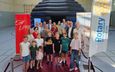 Mobiles Planetarium begeistert in Lemgo – 750 Kinder erleben das Universum in der Sporthalle