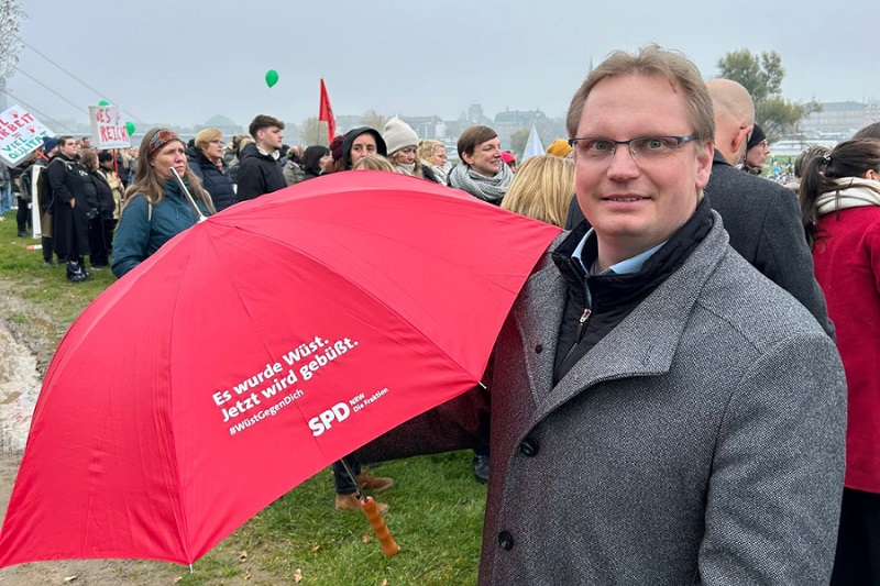 SPD-Landtagsabgeordnete demonstrieren gegen Sozialkürzungen der Landesregierung