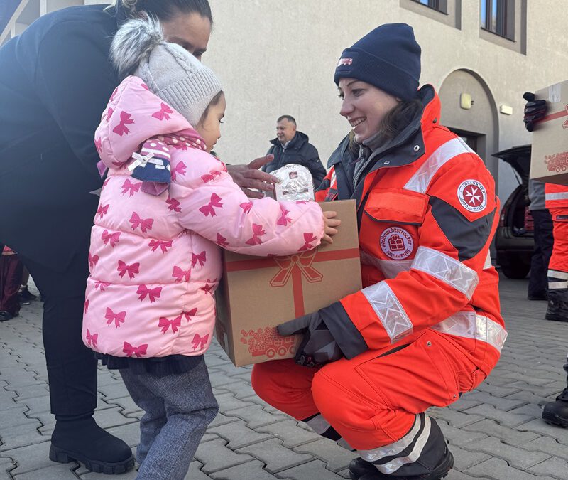Pakete des Johanniter-Weihnachtstruckers in den Zielländern verteilt