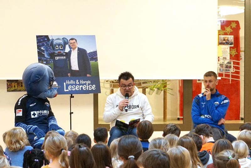 „Hollis und Hornis Lesereise“ hält in der Grundschule St. Michael