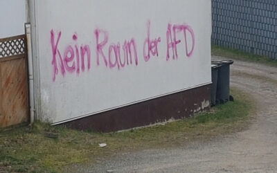 Sachbeschädigung: Partei entfernt Schmierereien