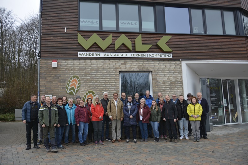 Seminarteilnehmer erlernen fachgerechte Markierung von Wanderwegen