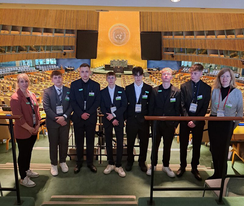 Schüler des Dietrich-Bonhoeffer-Berufskollegs des Kreises Lippe als junge Diplomaten in New York