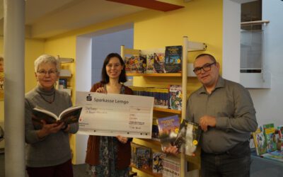 Spende des Fördervereins: Bücherei mit neuen Büchern für junges Publikum