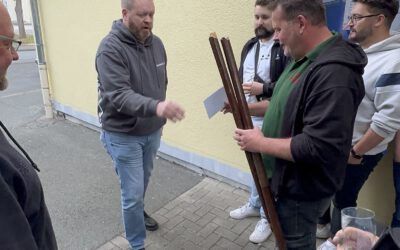Schlemperott übergibt Lanzen an Pinselrott