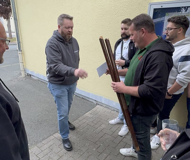 Schlemperott übergibt Lanzen an Pinselrott