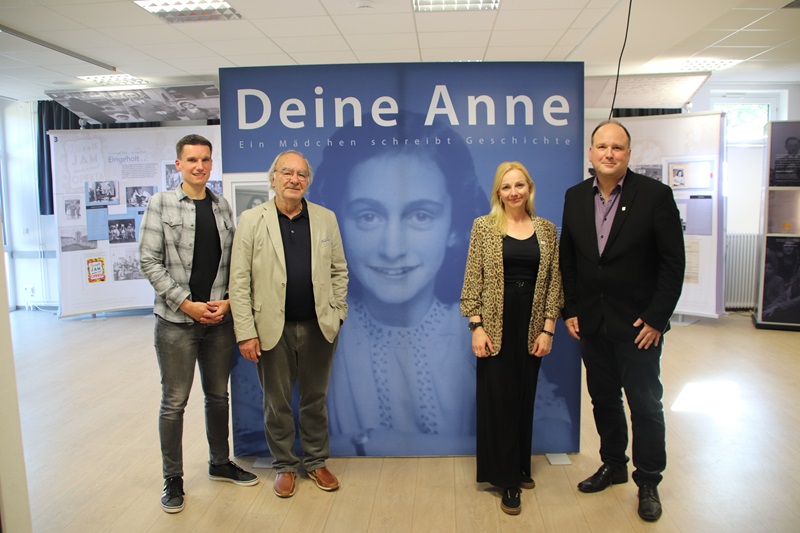 Wanderausstellung „Deine Anne: Ein Mädchen schreibt Geschichte“ in Blomberg eröffnet