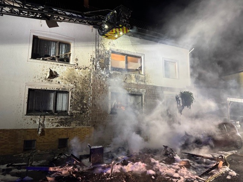Feuer 1 eskaliert zu Feuer mit Menschenleben in Gefahr