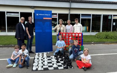 Volksbank Ostlippe eG spendet Outdoor-Spiele für die Grundschule Reelkirchen