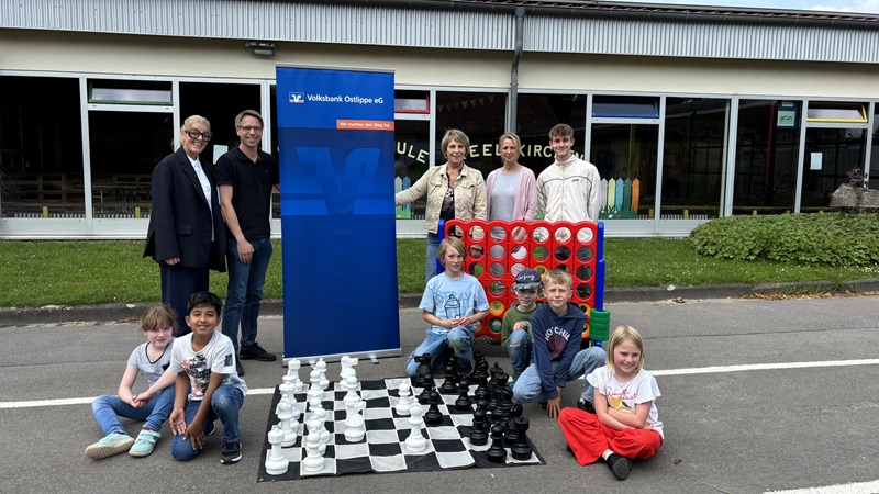 Volksbank Ostlippe eG spendet Outdoor-Spiele für die Grundschule Reelkirchen
