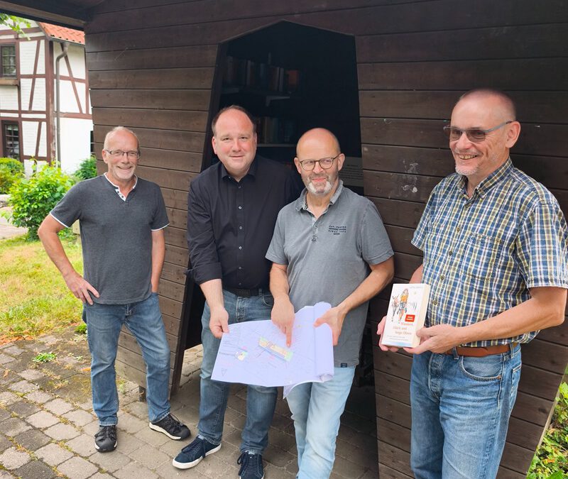 Neue Buswartehalle in Donop – Altes Bücherhäuschen bleibt erhalten