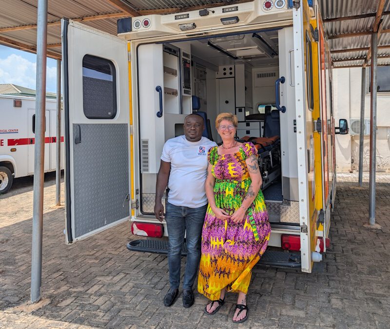 Notfallsanitäterin entdeckt bei Praktikum in Ghana alten Rettungswagen aus Lippe