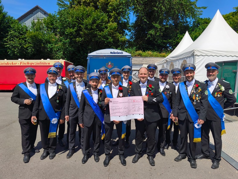 Rottmeister zeigen Herz: Spenden für JUZ und Spielmannszug