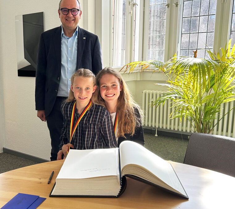 Deutsche Meisterinnen verewigen sich im Goldenen Buch der Alten Hansestadt