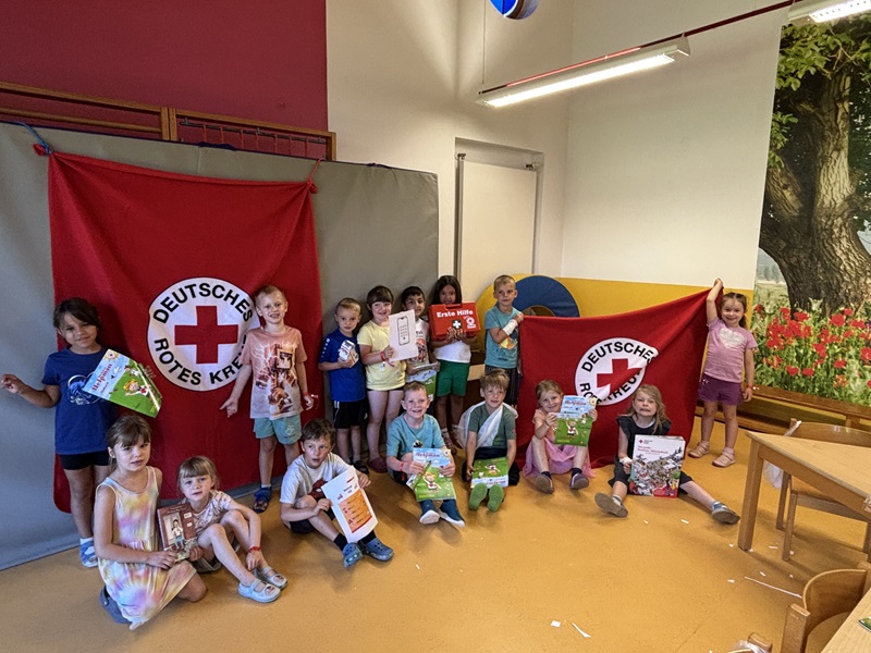 Ersthelfer von Morgen: Kita-Kinder des DRK-Familienzentrums Barntrup besuchen „Kleine Lebensretter“-Kurs