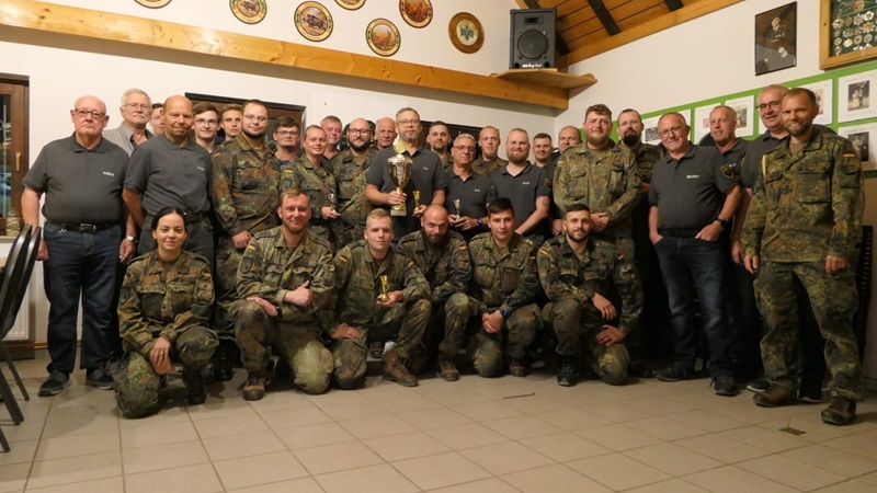 Tacheles- Patenschaft mit der Bundeswehr geht auf den Schießstand