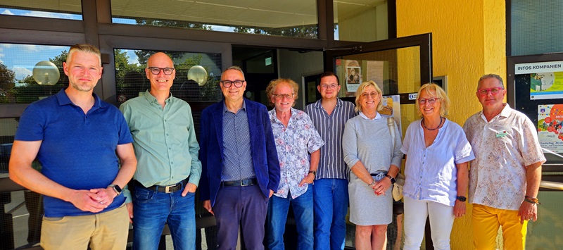 Der Künstler Antonio Ugia gründete 2024 das ehrenamtliche Nachbarschaftkaffe in Lemgo