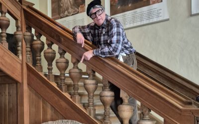 Ein grummeliger Altertumsforscher im Museum