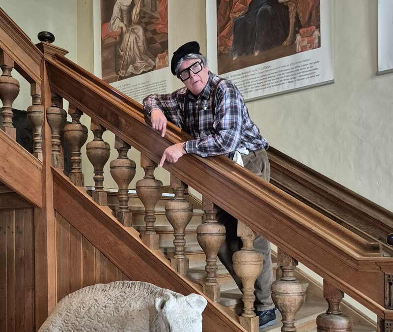 Ein grummeliger Altertumsforscher im Museum