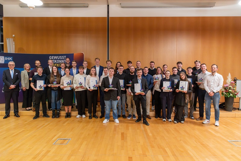 IHK Lippe ehrt Absolventinnen und Absolventen