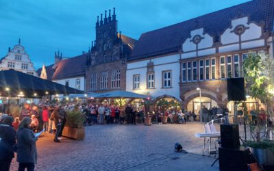 „Deutschland singt und klingt“: 300 Stimmen für Einheit und Hoffnung auf dem Lemgoer Marktplatz