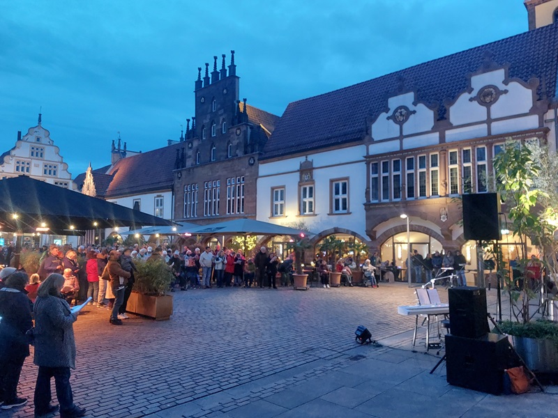 „Deutschland singt und klingt“: 300 Stimmen für Einheit und Hoffnung auf dem Lemgoer Marktplatz