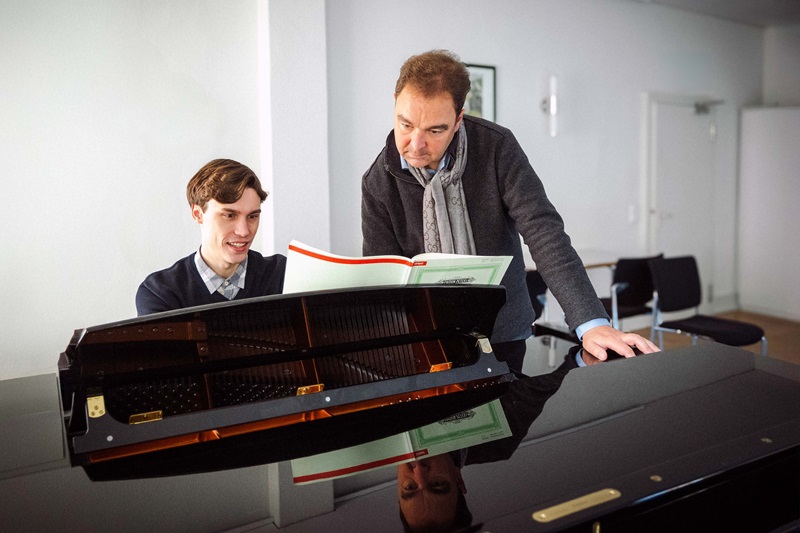 Jaeden Izik-Dzurko spielt Werke von Bach, Skrjabin, Franck und Rachmaninow