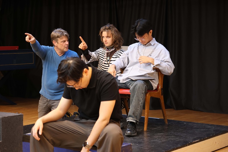 Eine Oper mit vier Klavieren und Tonband