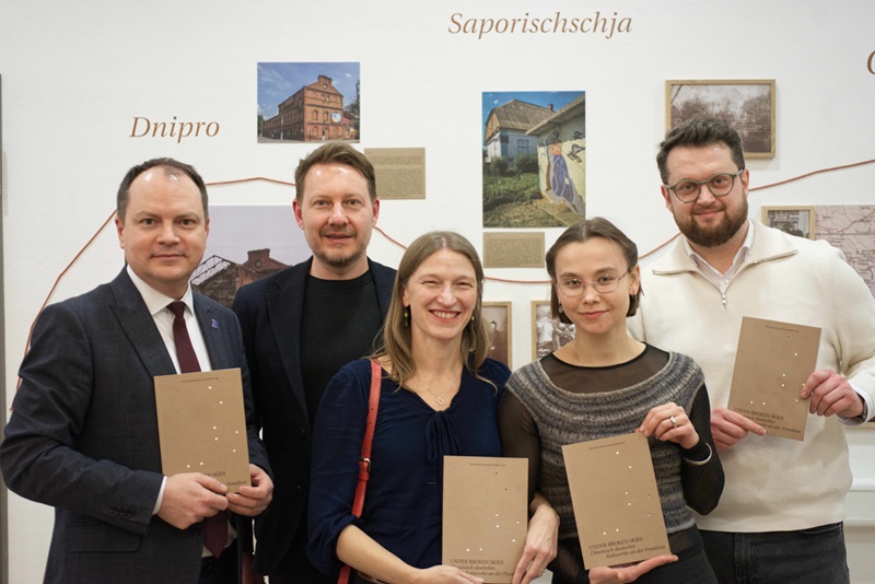 Eröffnung der Ausstellung Under Broken Skies im Museum für russlanddeutsche Kulturgeschichte
