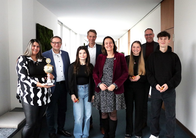 Team des Reinhard-Mohn-Berufskolleg siegt im Planspiel-Wettbewerb