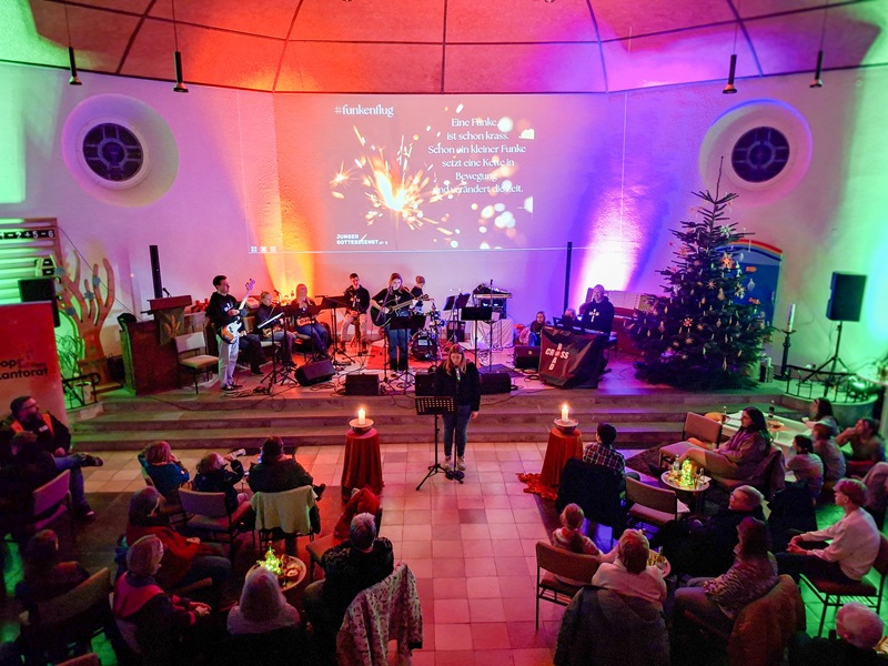 Funkenflug im Advent in der Kirche in Istrup