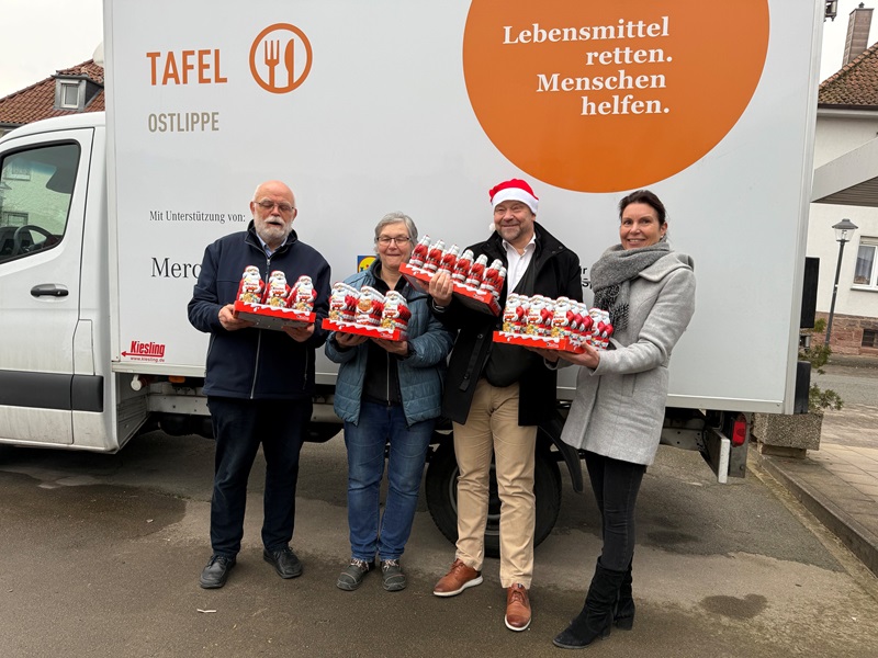 BVB unterstützen Tafel Ostlippe mit Weihnachtsmännern