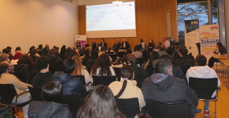 Podiumsdiskussion „Wege in Ausbildung“ von Jobcenter und IHK Lippe