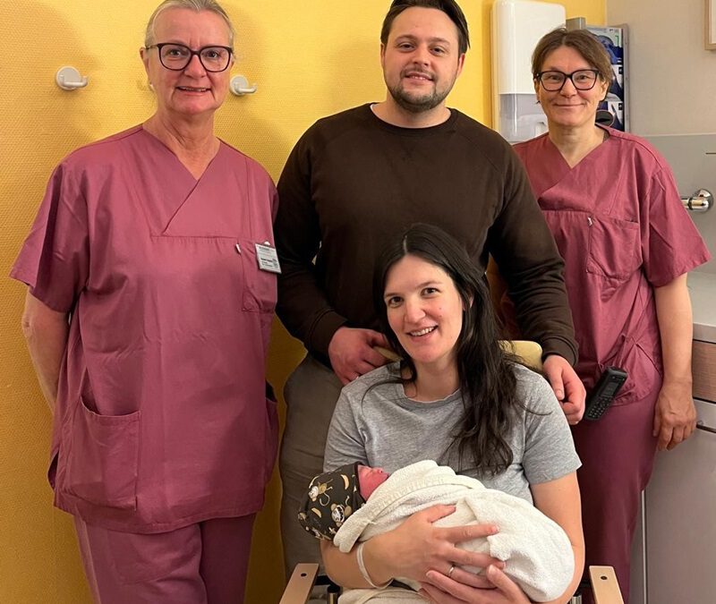 Erstes Baby nach hebammengeleiteter Geburt am Klinikum Lippe
