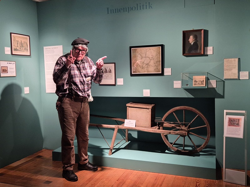 Grummelnd durchs Museum