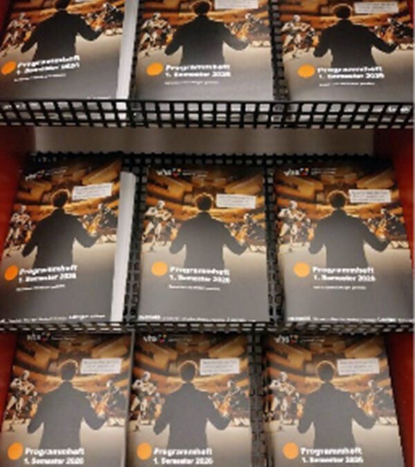 VHS-Programmhefte druckfrisch eingetroffen