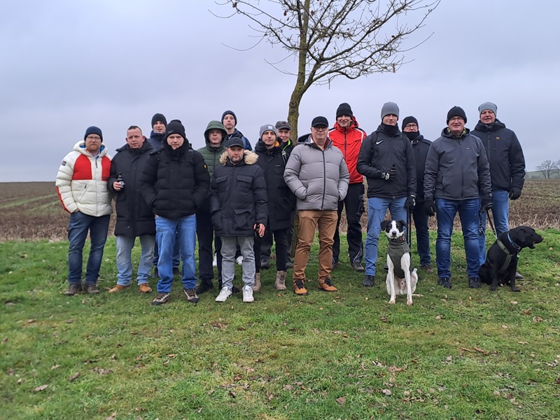 Schießgruppe des Pumpenrott auf Schnatgang durch Feld und Flur